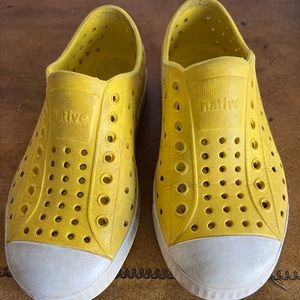 Yellow Natives, size 11!